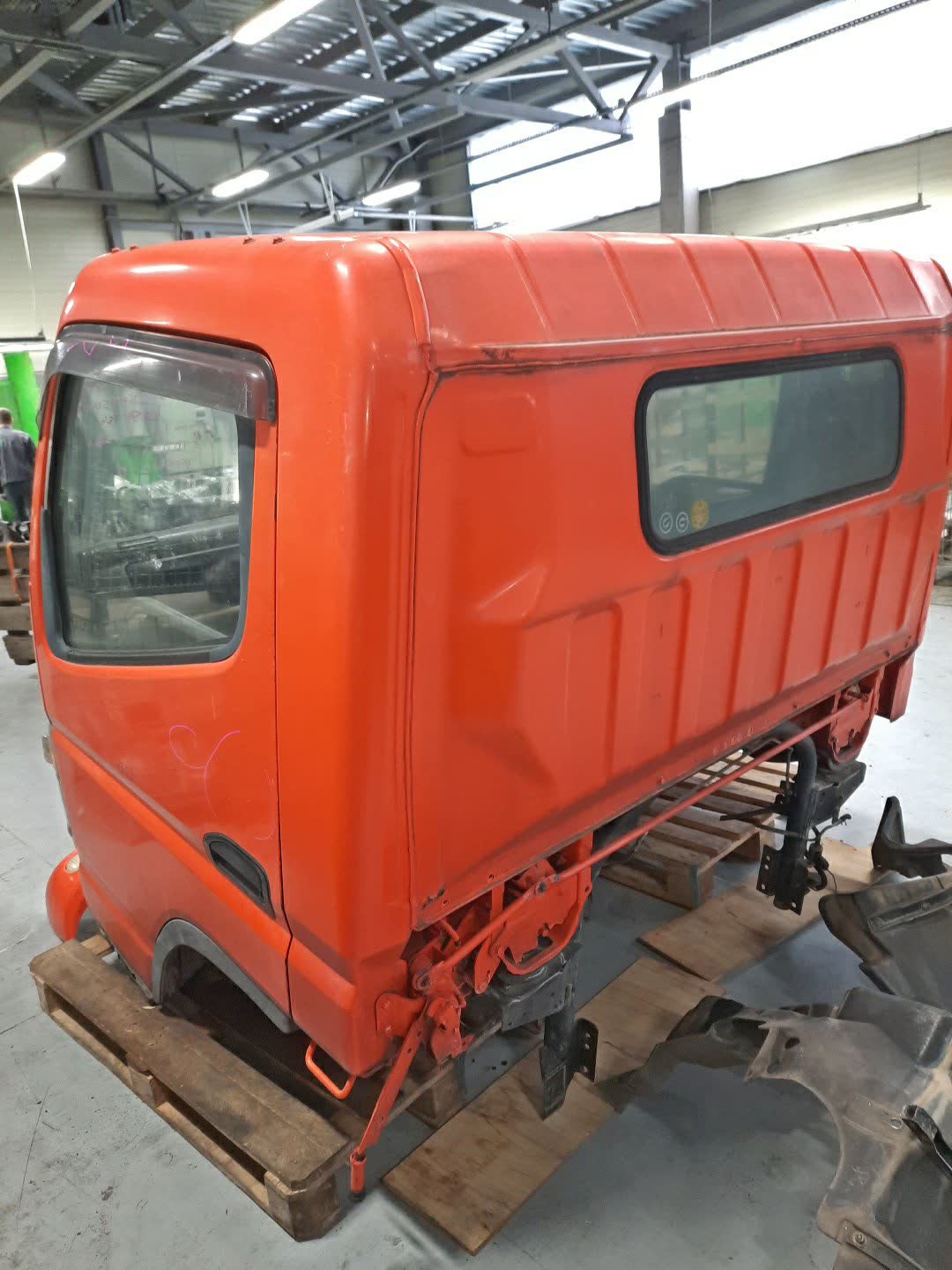 Кабина MITSUBISHI CANTER FE83E 4M51 395 4 ракурс