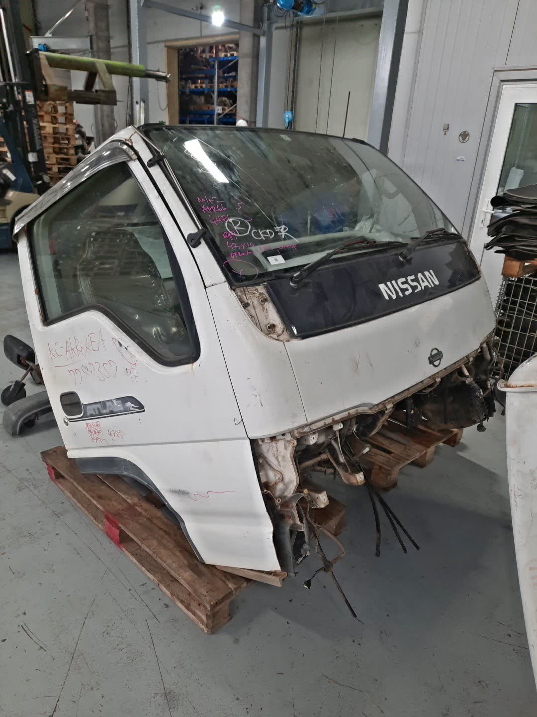 Кабина NISSAN ATLAS AKR66E 4HF1 411 1 ракурс