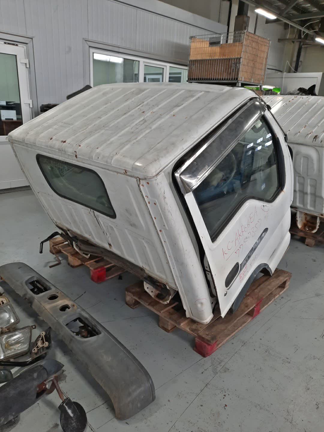 Кабина NISSAN ATLAS AKR66E 4HF1 411 2 ракурс