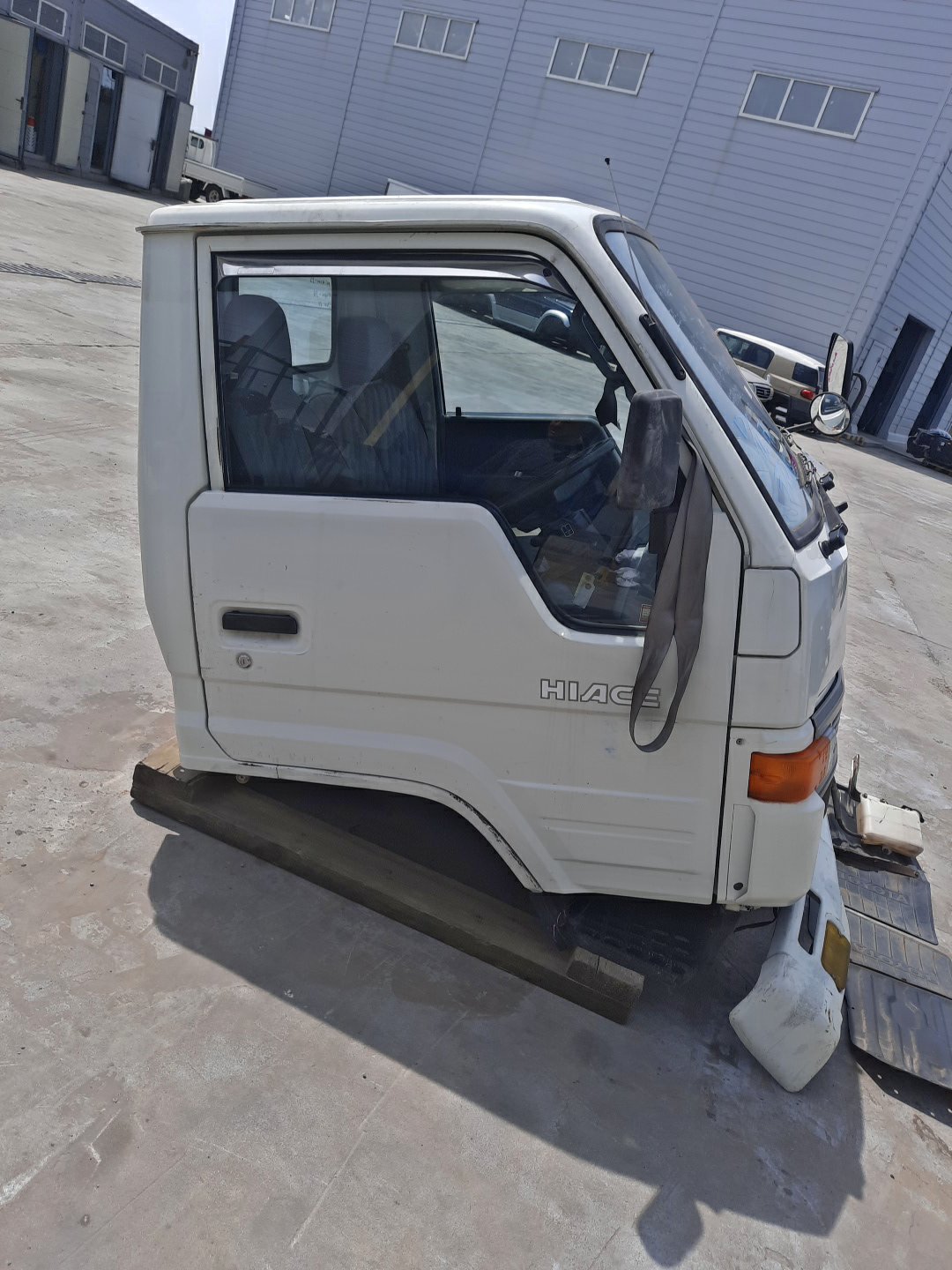 Кабина TOYOTA HIACE YH81 2Y 601 2 ракурс