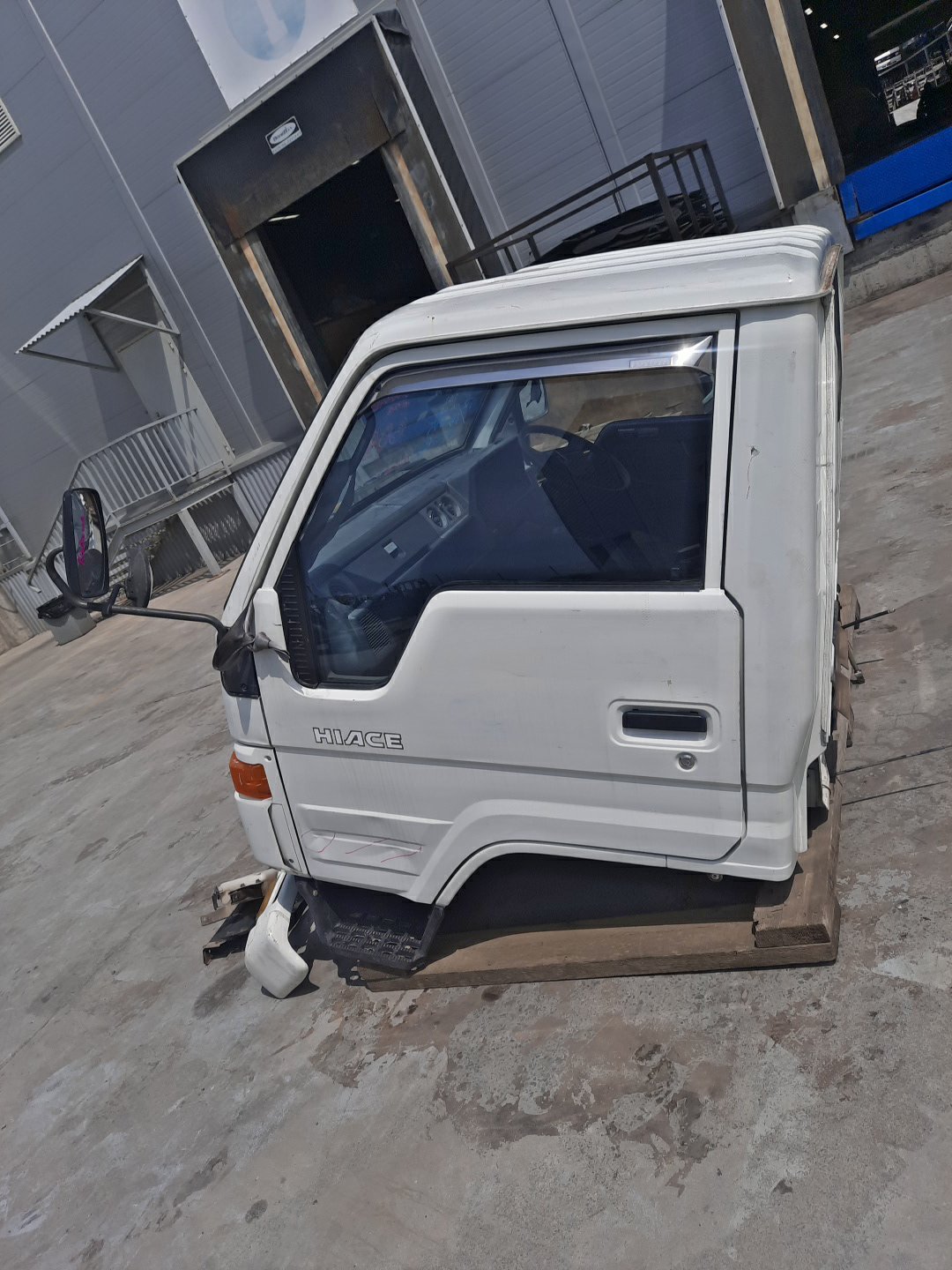 Кабина TOYOTA HIACE YH81 2Y 601 4 ракурс