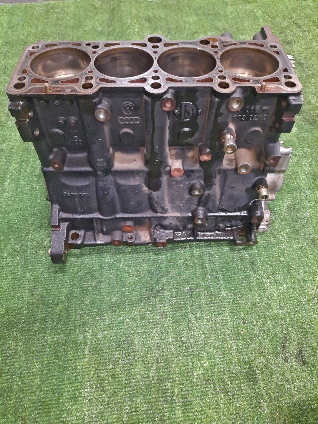 Блок двигателя AUDI A4 8EC BWE 012298 2 ракурс Блок двигателя AUDI A4 8EC BWE 012298 2 ракурс