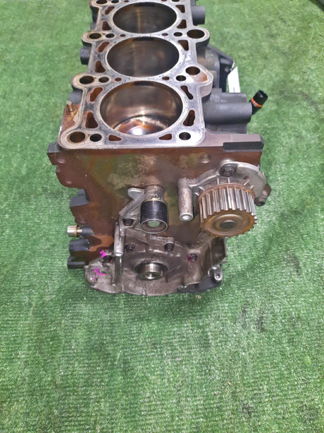 Блок двигателя AUDI A4 8EC BWE 012298 3 ракурс Блок двигателя AUDI A4 8EC BWE 012298 3 ракурс