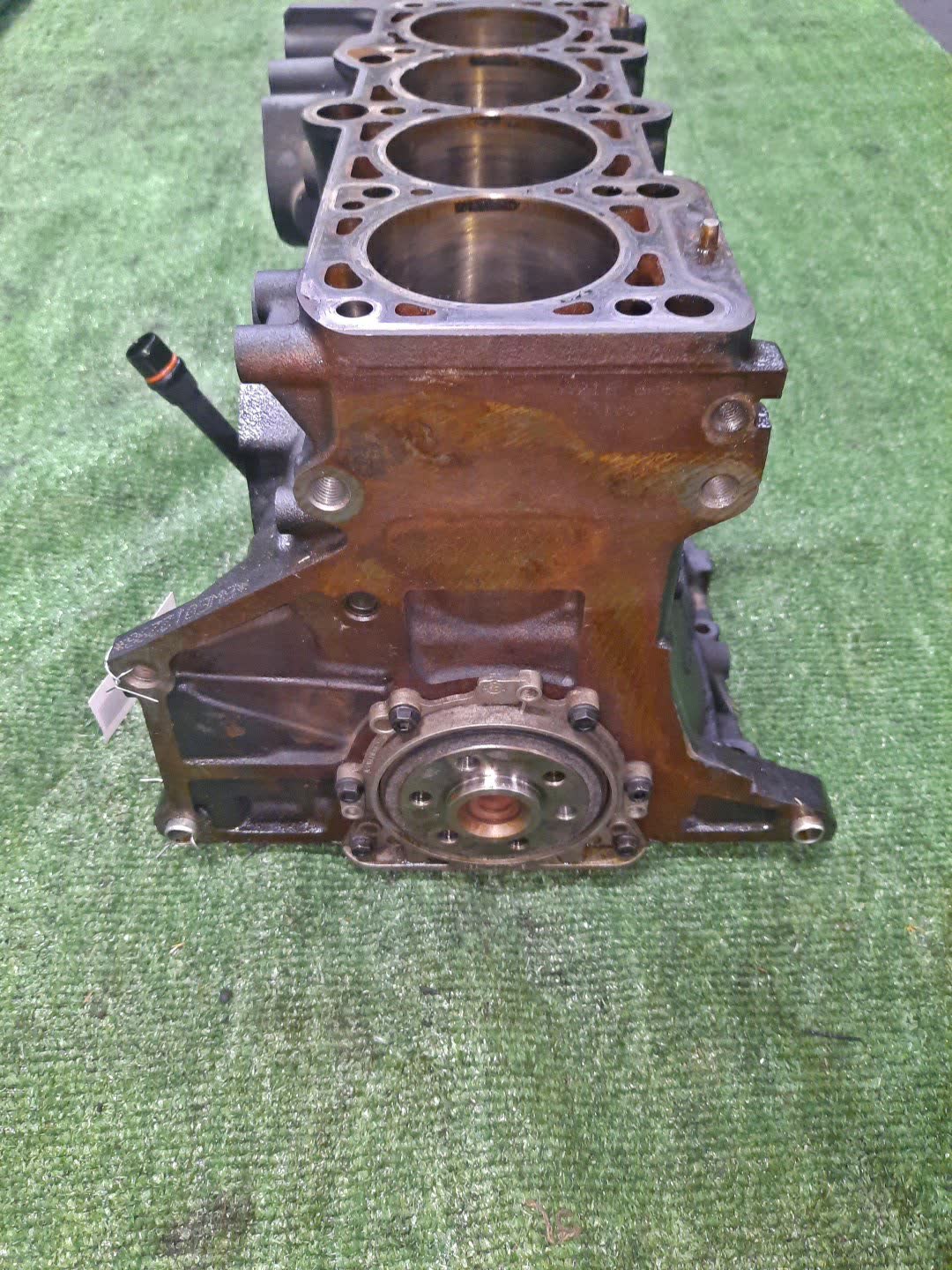 Блок двигателя AUDI A4 8EC BWE 012298 4 ракурс Блок двигателя AUDI A4 8EC BWE 012298 4 ракурс