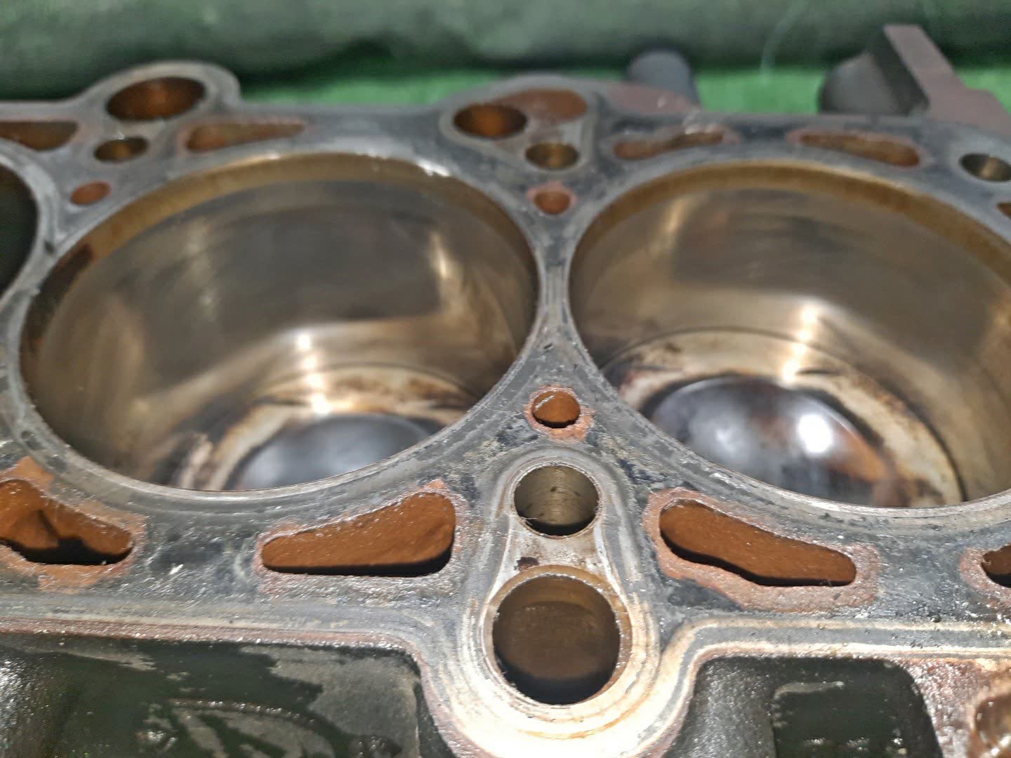 Блок двигателя AUDI A4 8EC BWE 012298 5 ракурс Блок двигателя AUDI A4 8EC BWE 012298 5 ракурс