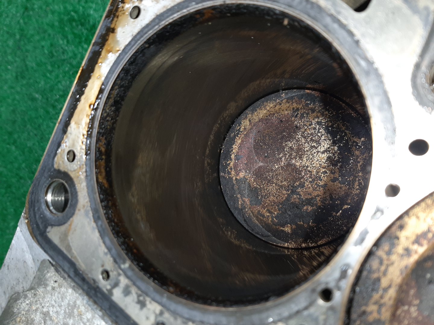 Блок двигателя AUDI A4 8EC ALT 212783 2 ракурс Блок двигателя AUDI A4 8EC ALT 212783 2 ракурс