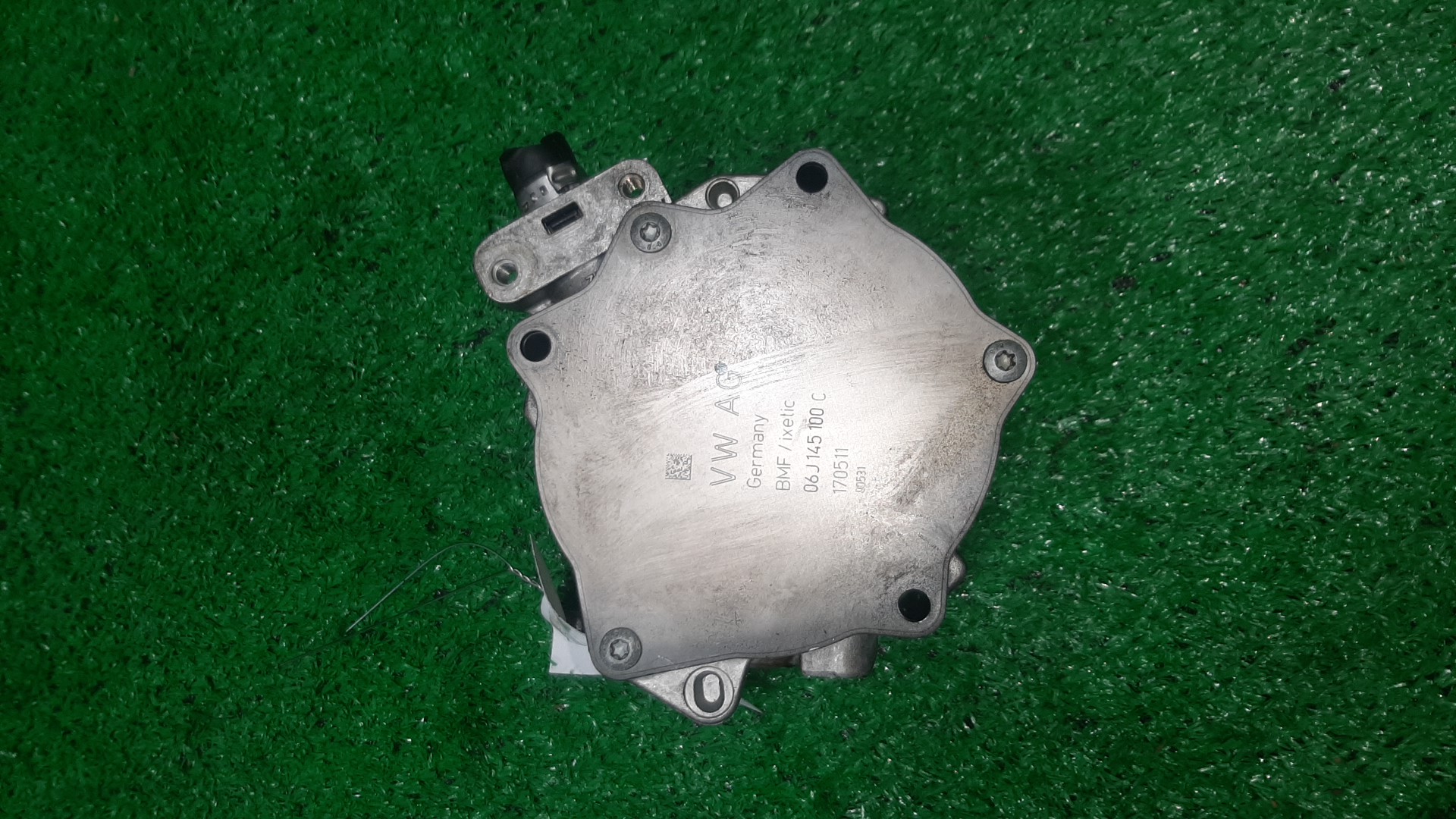 Вакуумник AUDI A4 8K2 CDNB 06J145100C 1 ракурс