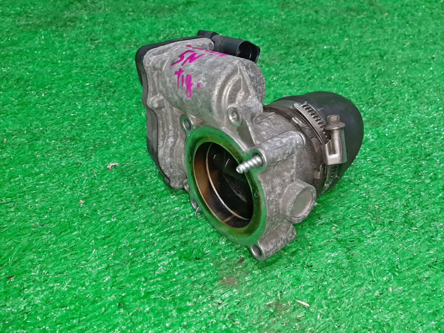 Дроссельная заслонка VOLKSWAGEN TIGUAN 5N2 CAW 06F133062J 1 ракурс