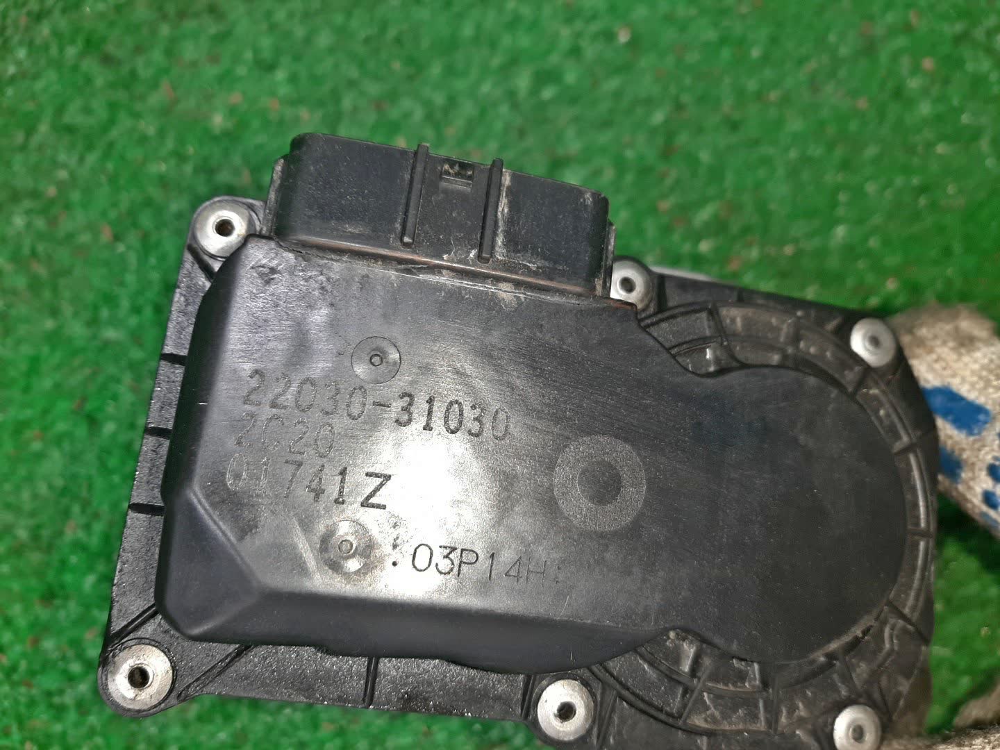 Дроссельная заслонка LEXUS RX450H GYL15W 2GR-FXE 22030-31030 2 ракурс