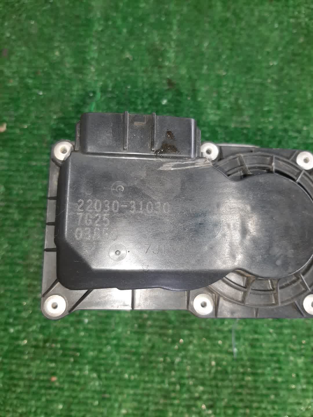 Дроссельная заслонка TOYOTA BLADE GRE156H 2GR-FE 22030-31030 3 ракурс