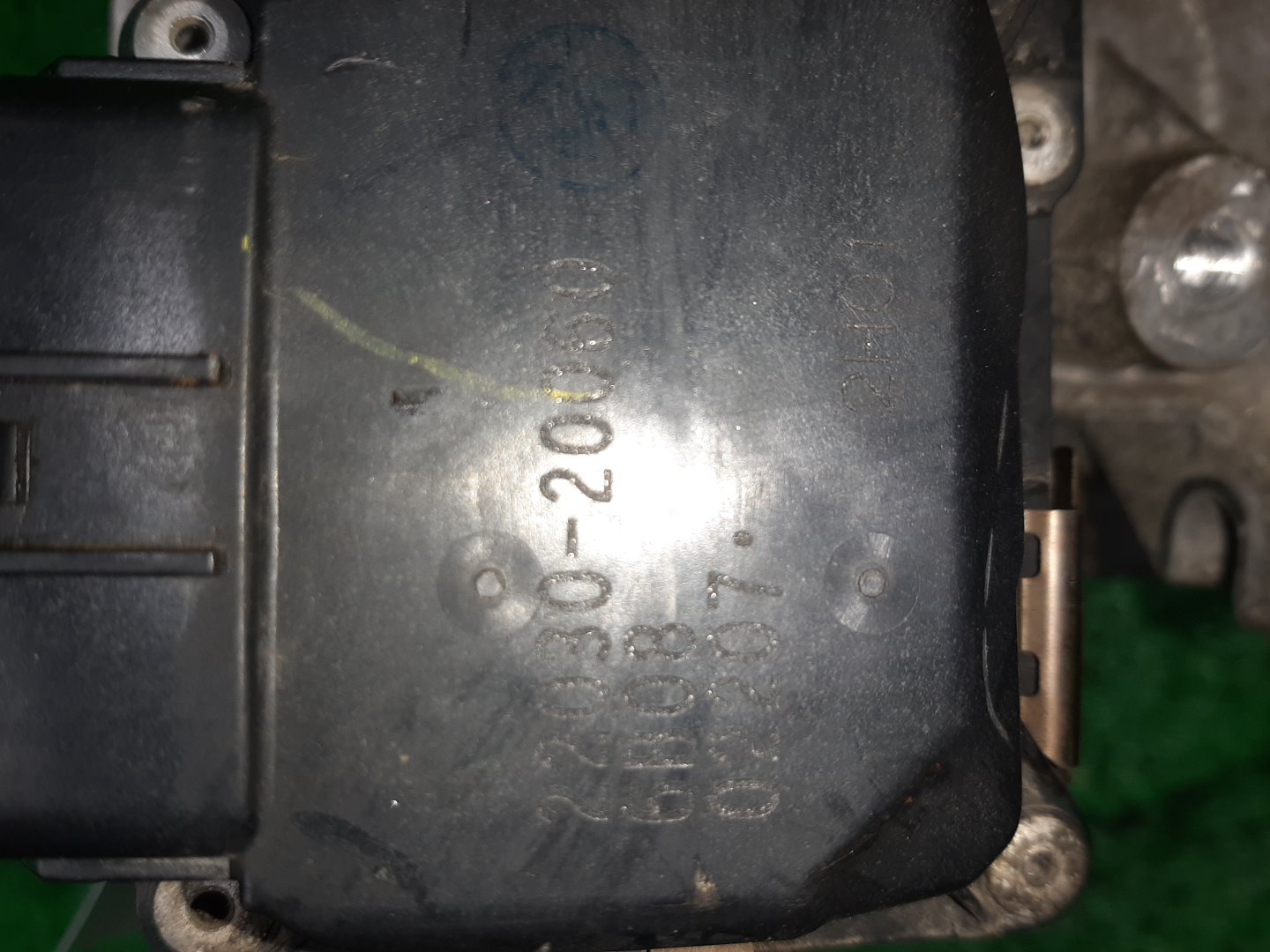 Дроссельная заслонка TOYOTA ALPHARD MNH15W 1MZ-FE 22030-20060 3 ракурс