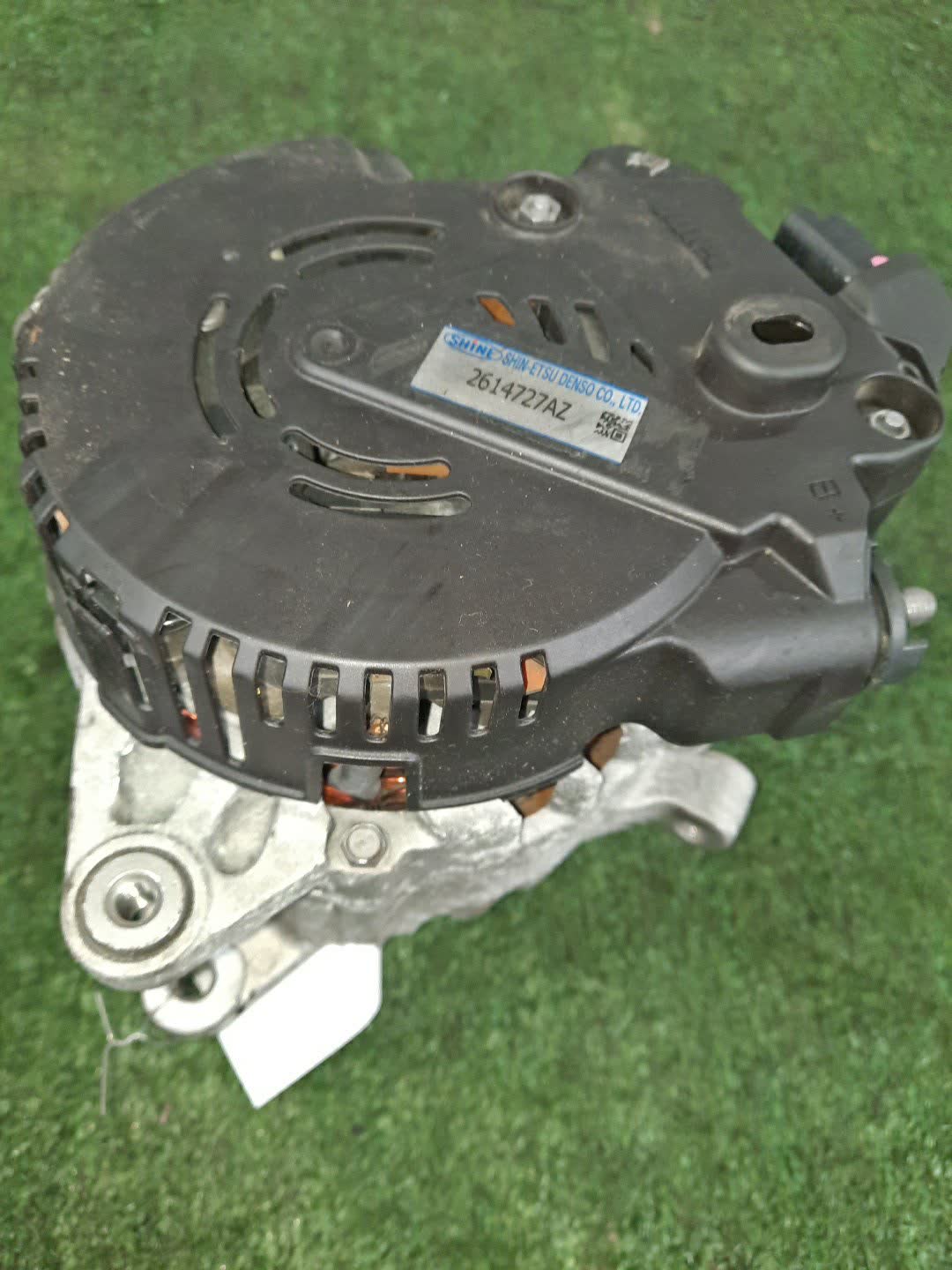 Генератор NISSAN SERENA C26 MR20DD 2614727AZ 3 ракурс