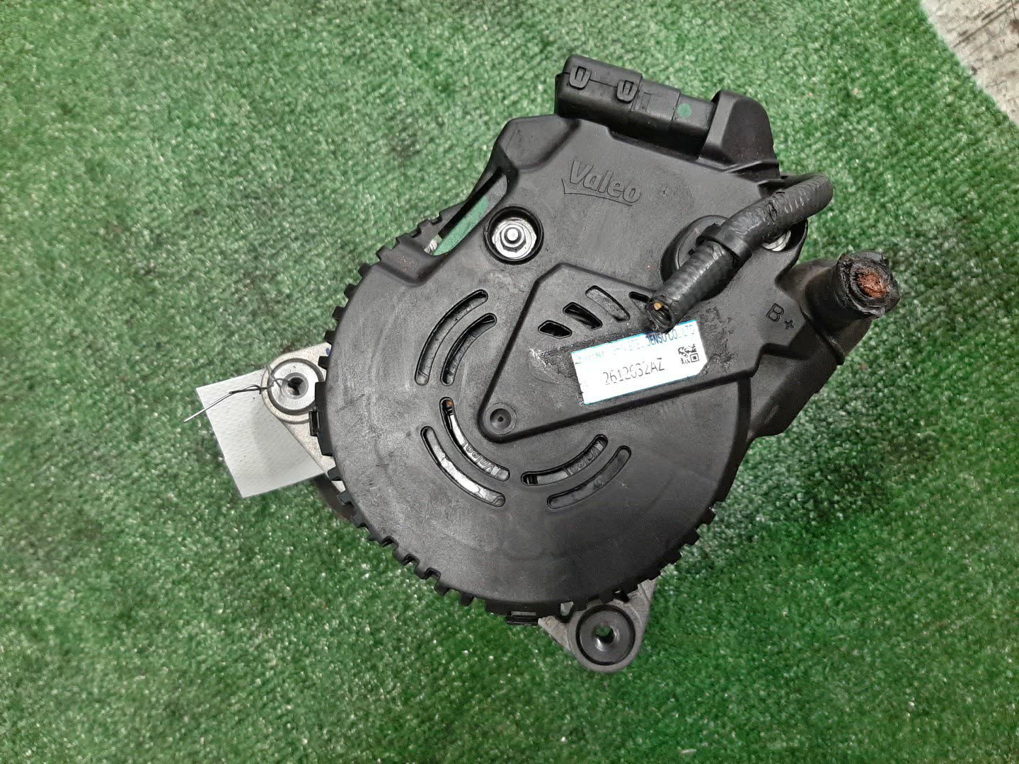 Генератор NISSAN SERENA FC26 MR20DD 2 ракурс