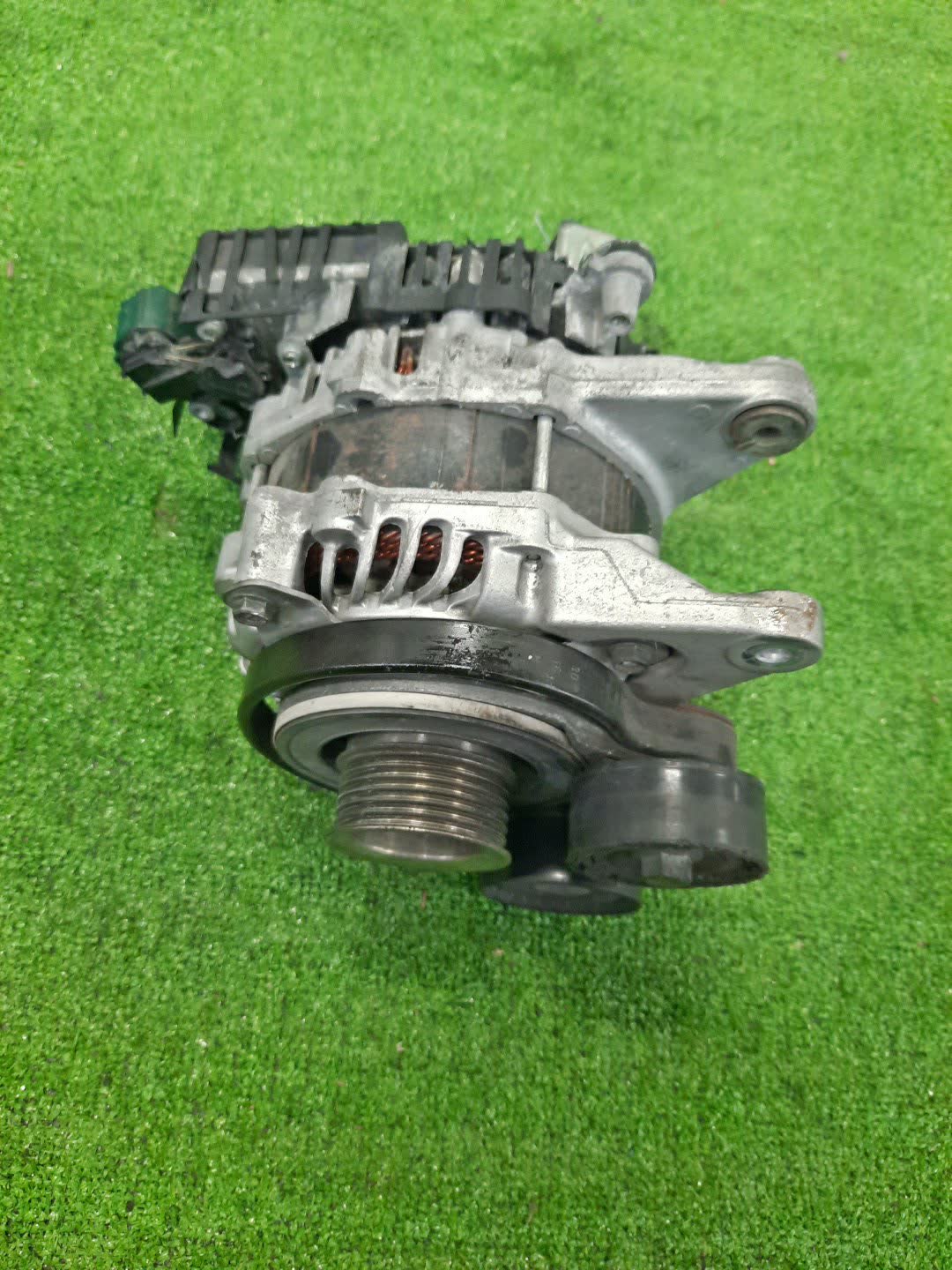 Генератор NISSAN SERENA GFC27 MR20DD 2310A-5TA2A 1 ракурс