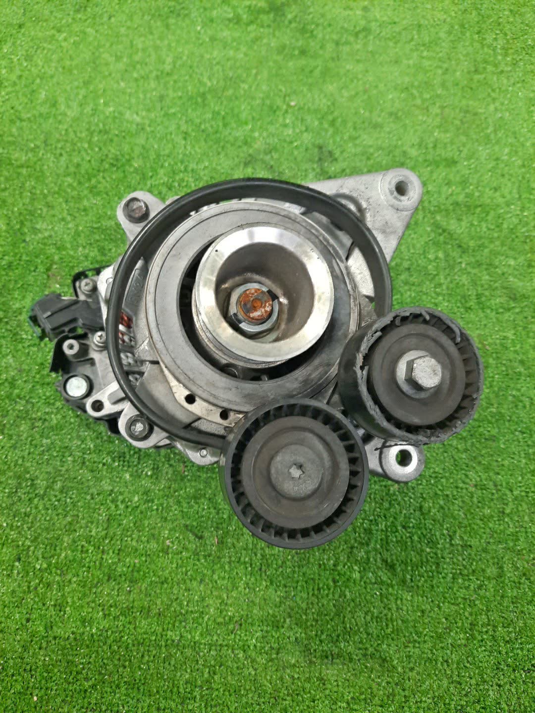 Генератор NISSAN SERENA GFC27 MR20DD 2310A-5TA2A 2 ракурс