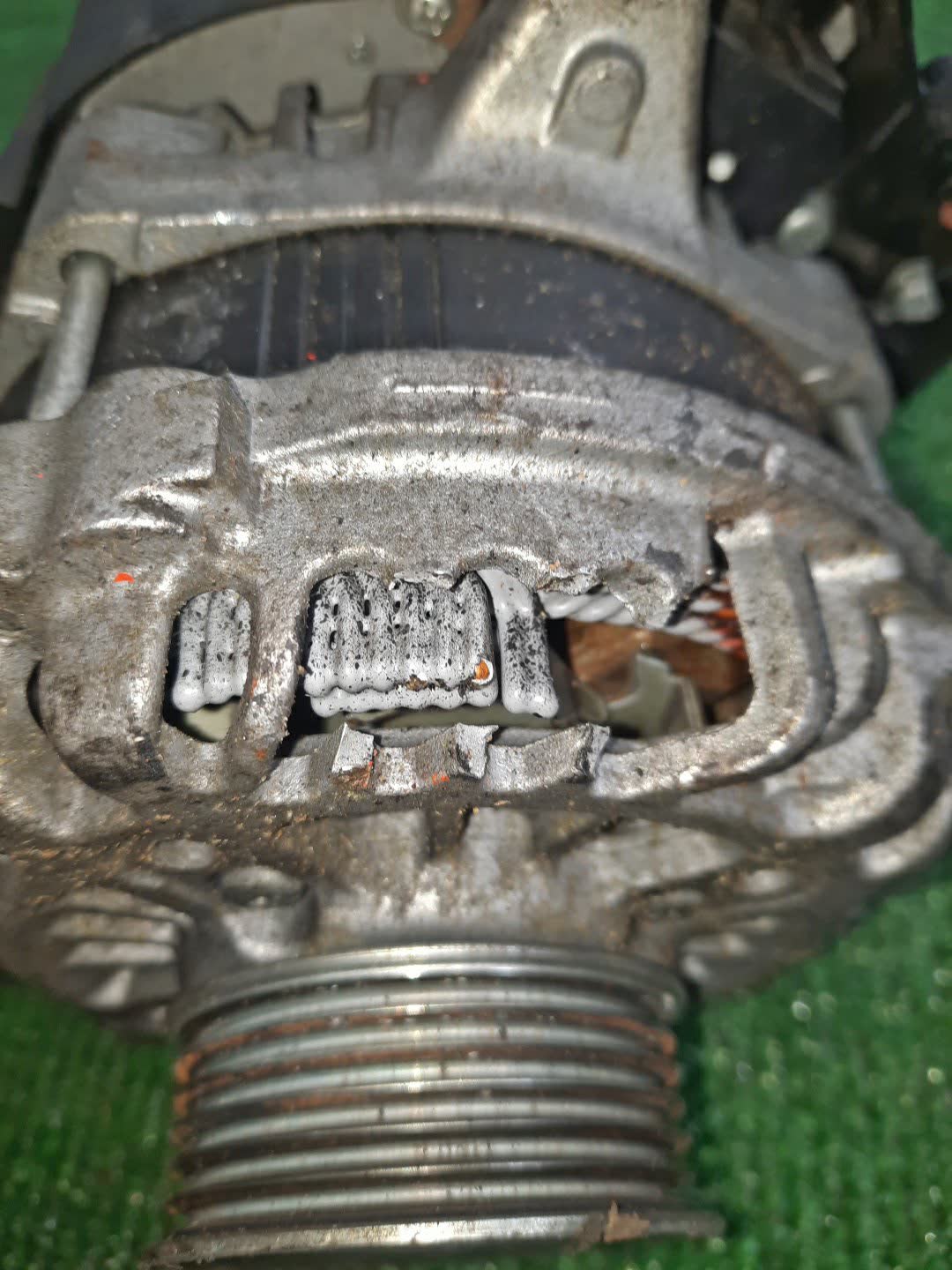 Генератор SUZUKI HUSTLER MR92S R06D 96150-59S00 2 ракурс Генератор SUZUKI HUSTLER MR92S R06D 96150-59S00 2 ракурс
