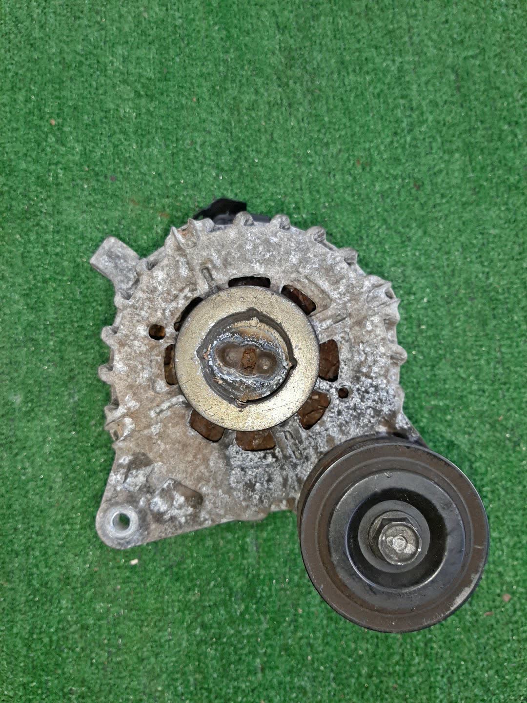 Генератор NISSAN SERENA HC26 MR20DD 2310A-1VMDA 2 ракурс