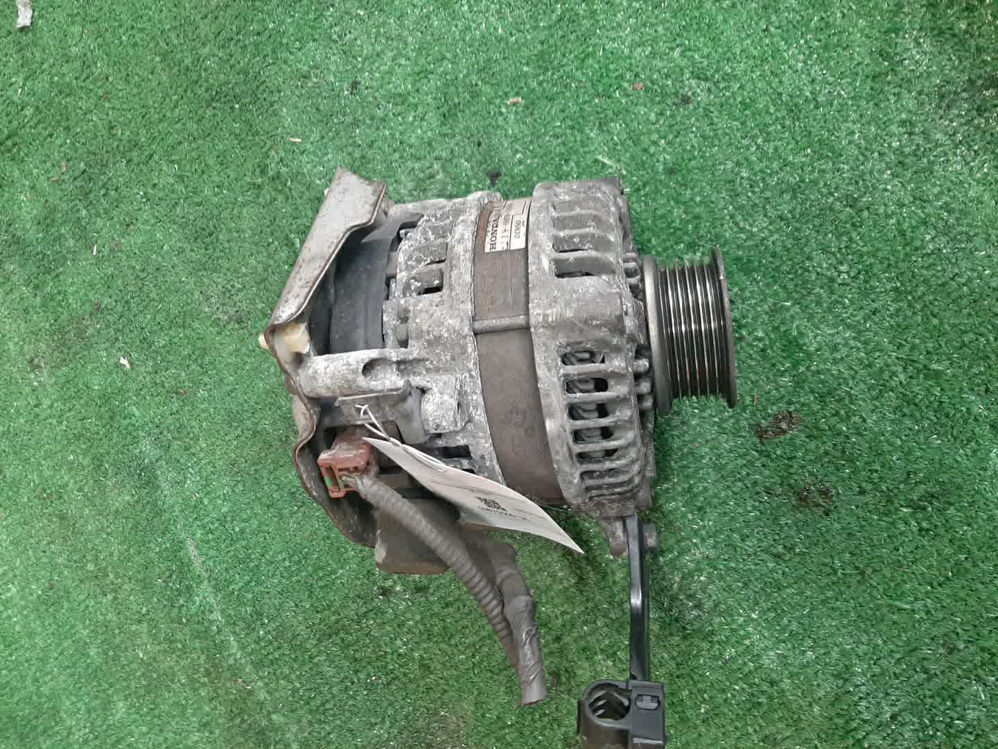 Генератор HONDA STEPWGN RK5 R20A 104210-1540 1 ракурс