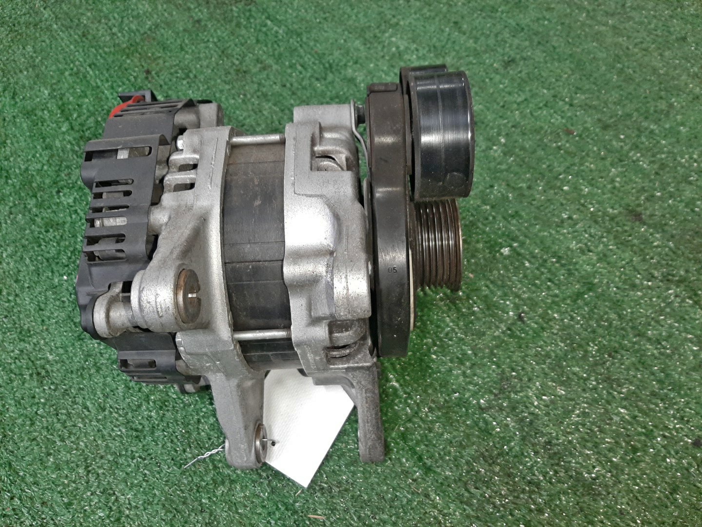 Генератор NISSAN SERENA GFC27 MR20DD 2310A-5TA2A 3 ракурс