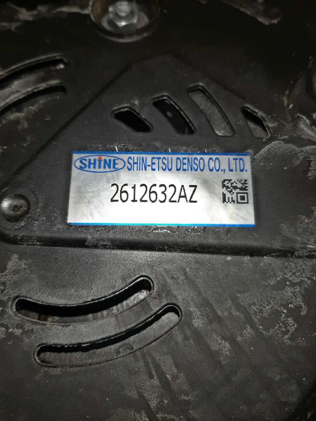 Генератор NISSAN SERENA C26 MR20DD 3 ракурс