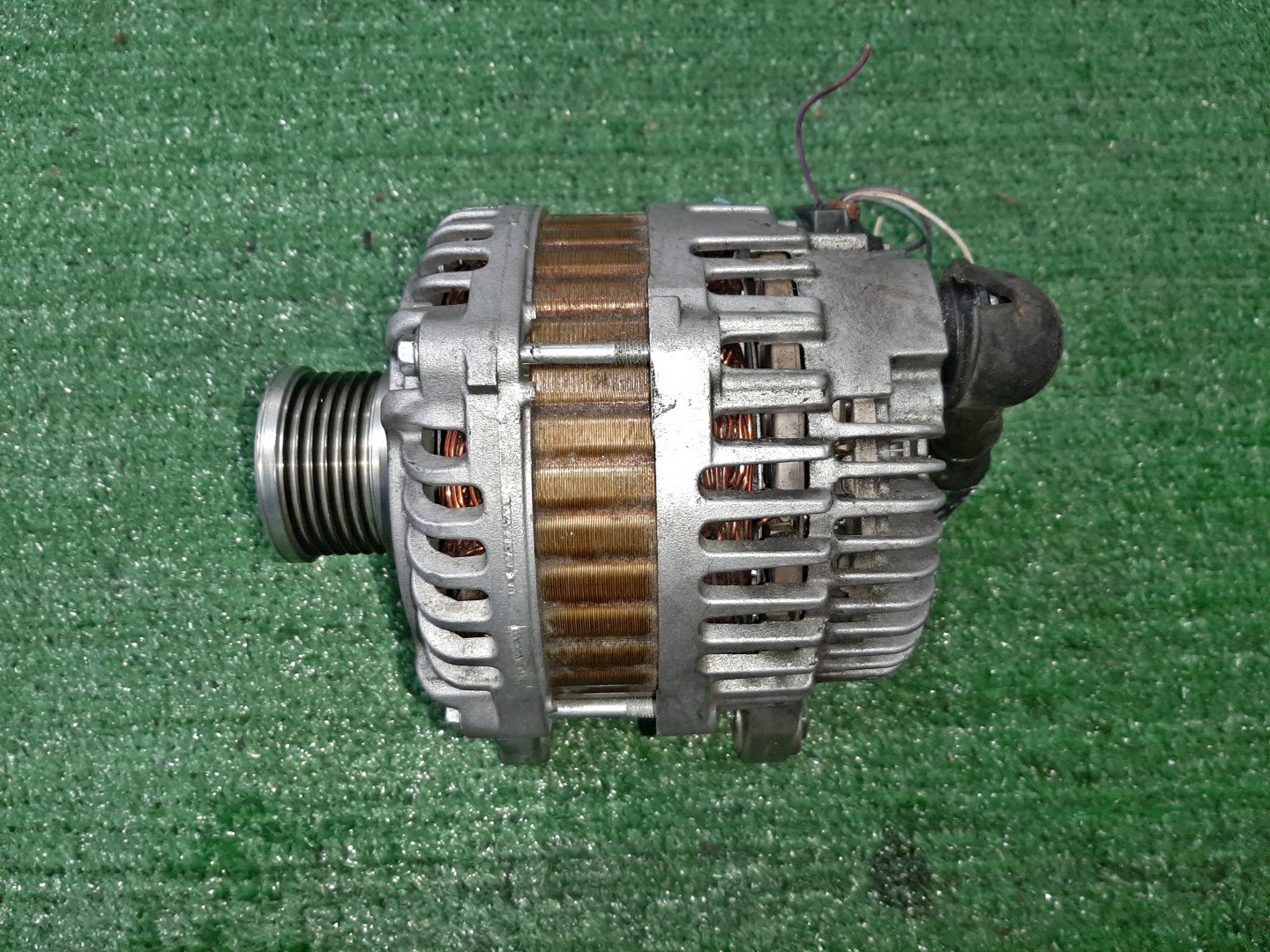Генератор NISSAN SERENA C26 MR20DD 23100-1FC1A 2 ракурс