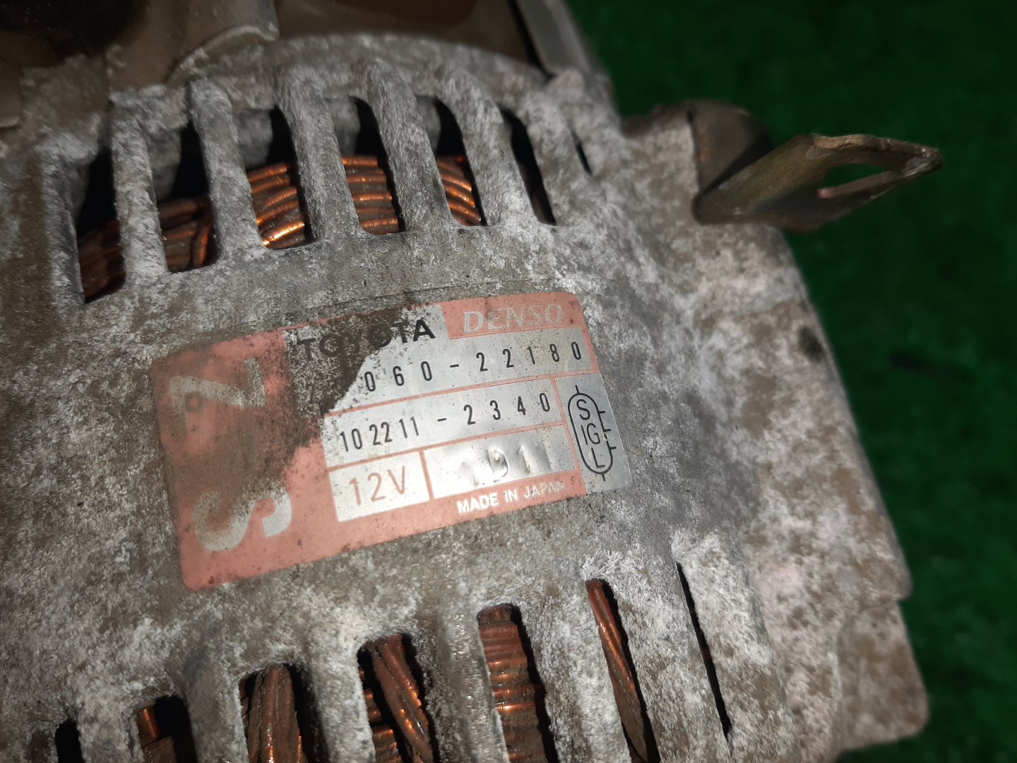 Генератор TOYOTA ALLEX ZZE122 1ZZ-FE 27060-22180 3 ракурс