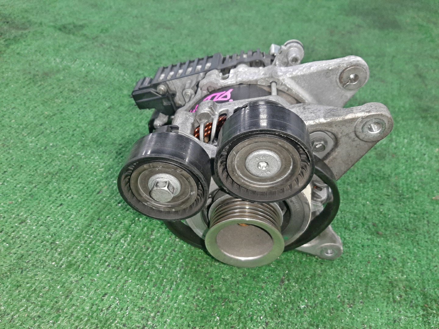 Генератор NISSAN SERENA GFC27 MR20DD 2310A-5TA2A 2 ракурс
