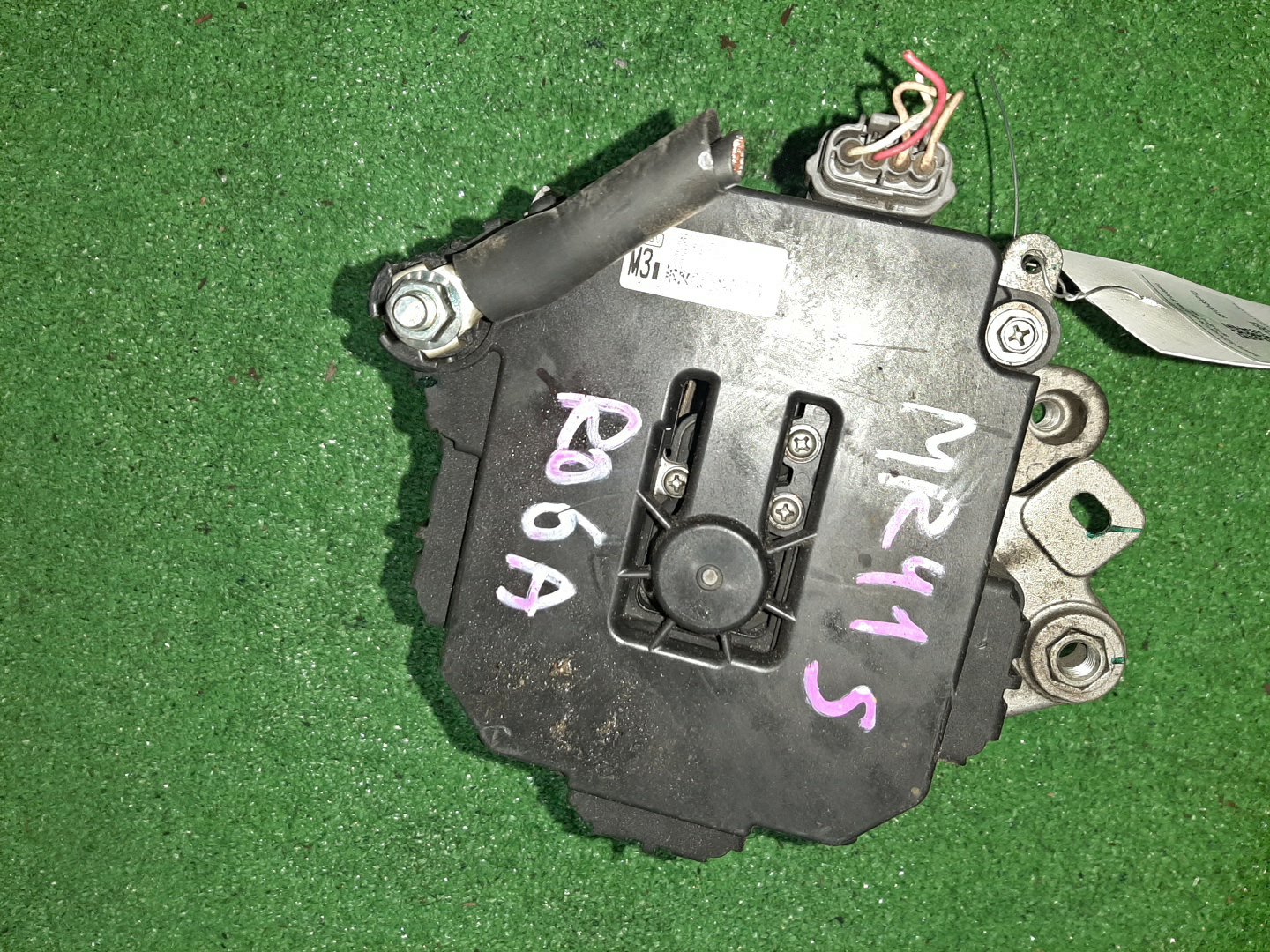 Генератор SUZUKI HUSTLER MR41S R06A 96100-85P10 3 ракурс Генератор SUZUKI HUSTLER MR41S R06A 96100-85P10 3 ракурс