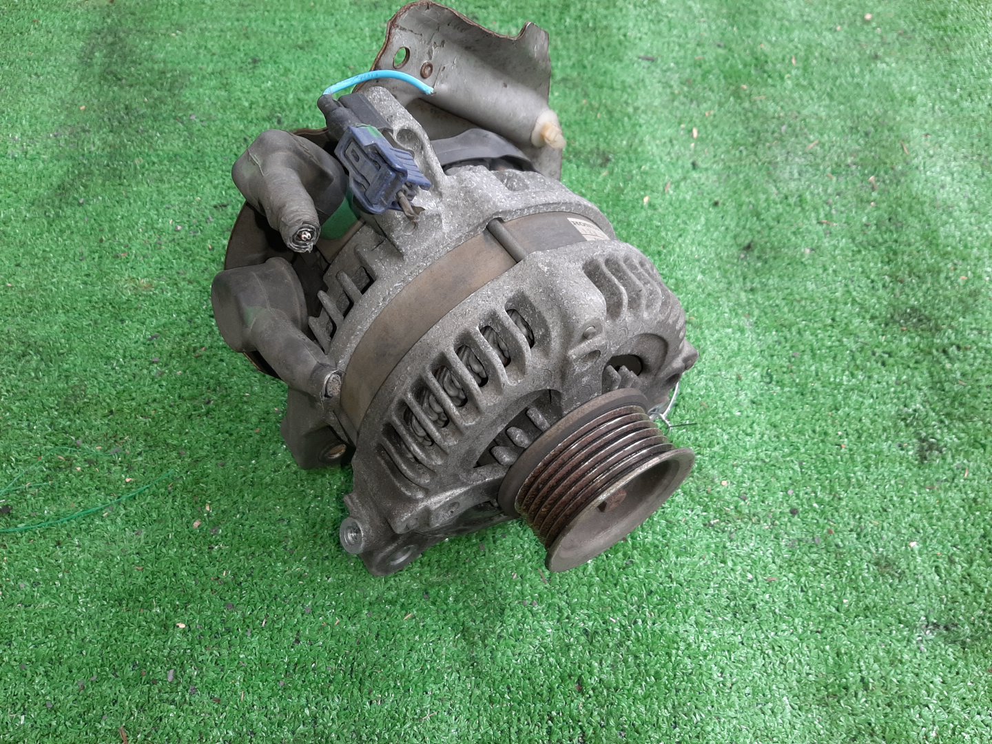 Генератор HONDA STEPWGN RK5 R20A 104210-1220 1 ракурс Генератор HONDA STEPWGN RK5 R20A 104210-1220 1 ракурс