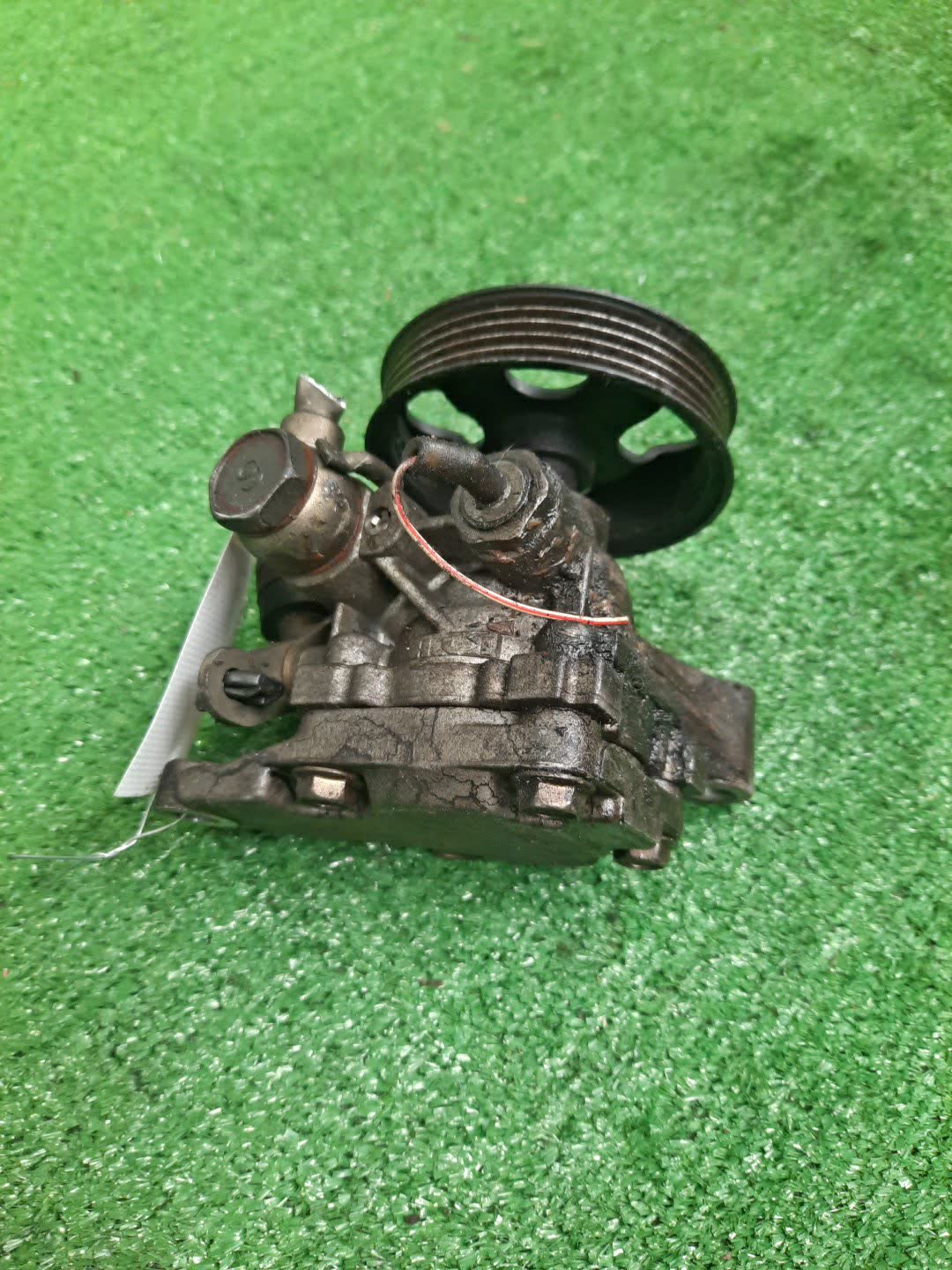 Насос гидроусилителя MITSUBISHI PROUDIA S32A 6G74 2 ракурс