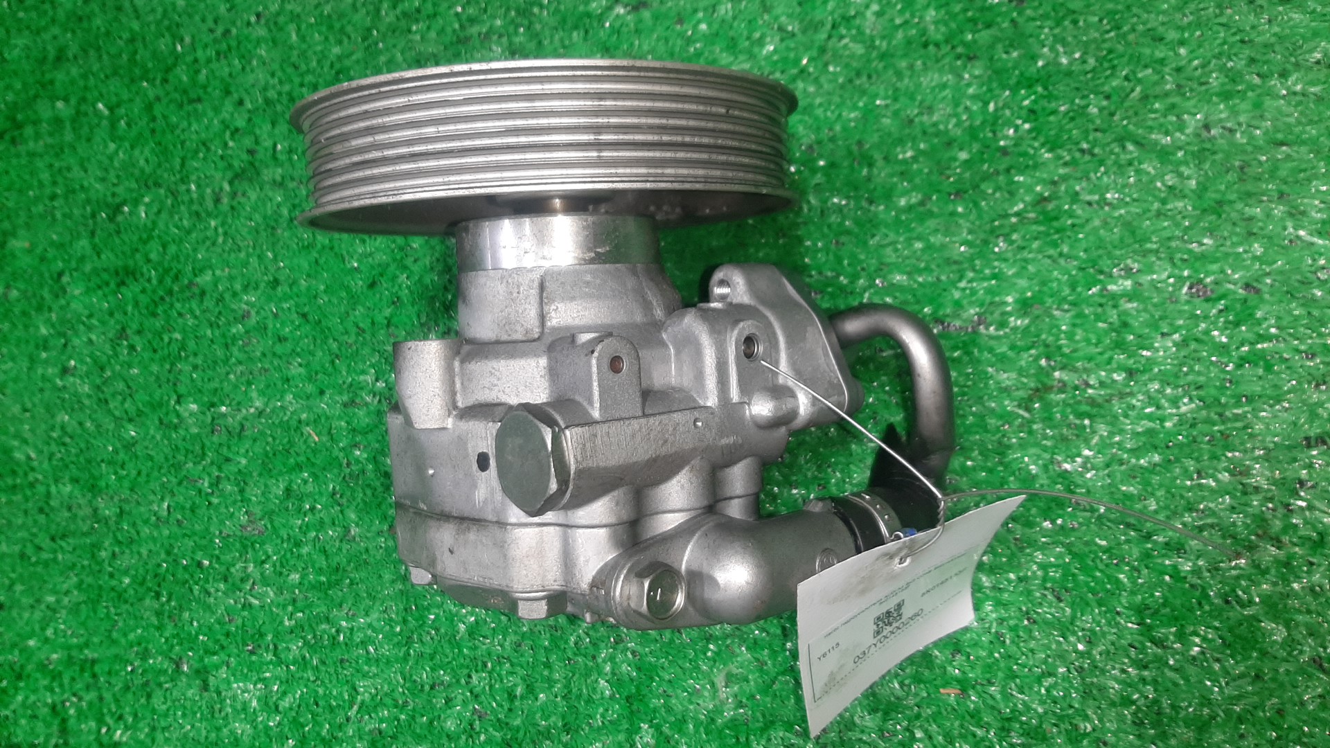 Насос гидроусилителя AUDI A4 8K2 CDNB 8K0145153F 2 ракурс