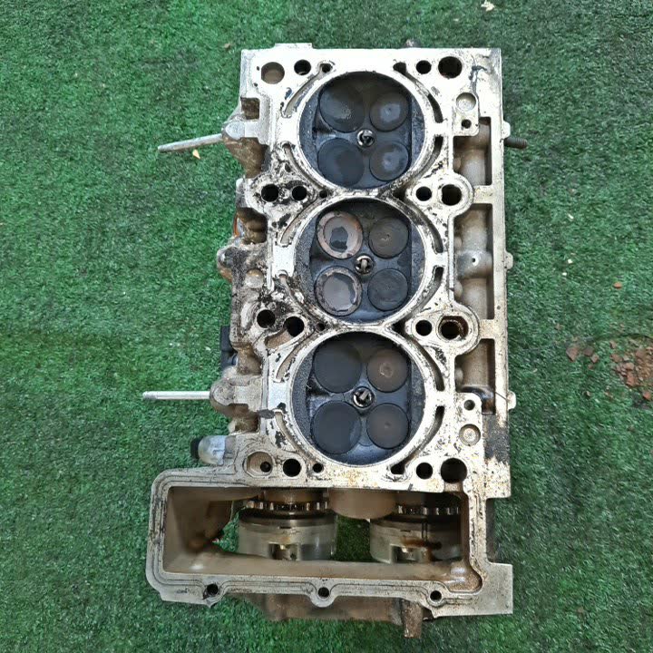 Головка блока левая AUDI A6 4F5 AUK 06E103373B 2 ракурс
