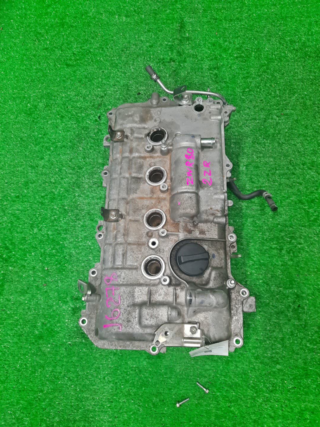 Головка блока TOYOTA ESQUIRE ZWR80G 2ZR-FXE 1 ракурс Головка блока TOYOTA ESQUIRE ZWR80G 2ZR-FXE 1 ракурс