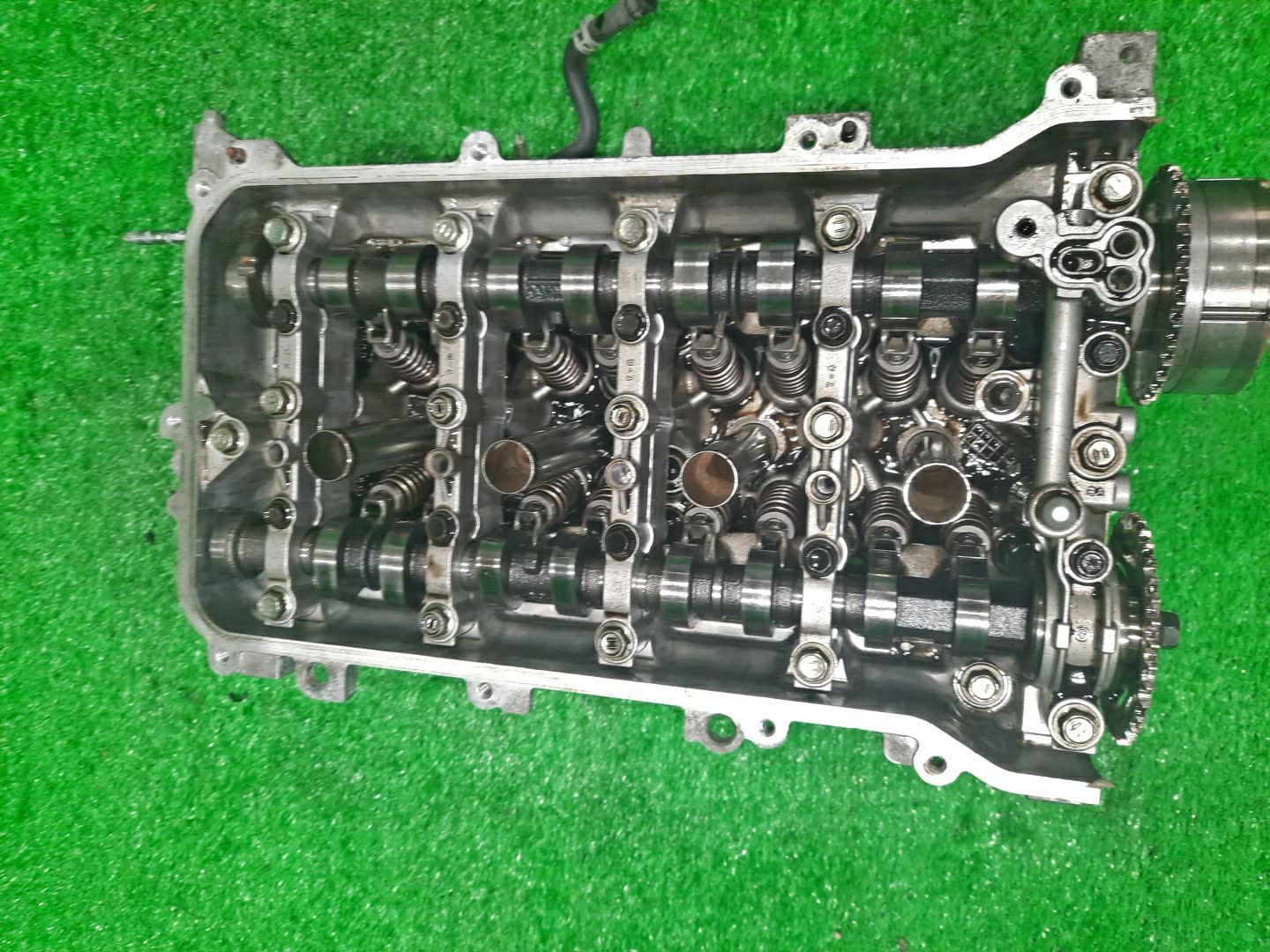 Головка блока TOYOTA ESQUIRE ZWR80G 2ZR-FXE 2 ракурс Головка блока TOYOTA ESQUIRE ZWR80G 2ZR-FXE 2 ракурс