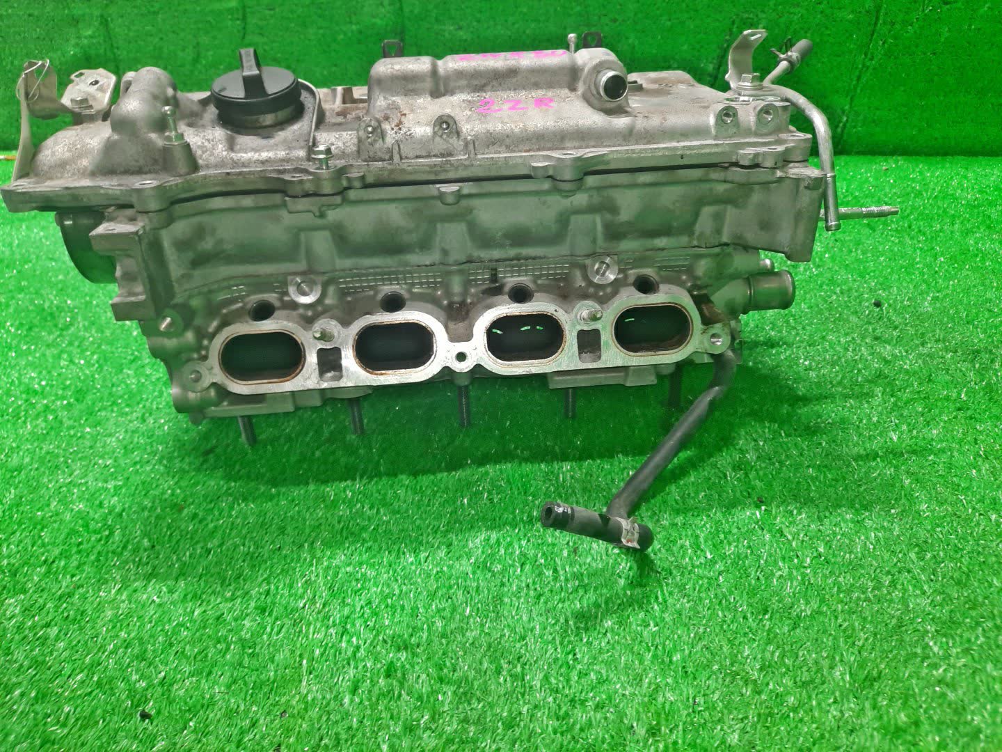 Головка блока TOYOTA ESQUIRE ZWR80G 2ZR-FXE 4 ракурс Головка блока TOYOTA ESQUIRE ZWR80G 2ZR-FXE 4 ракурс