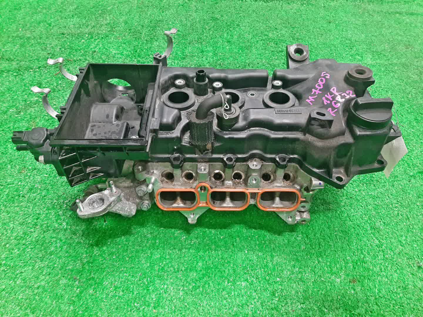 Головка блока DAIHATSU BOON M700S 1KR-FE 3 ракурс