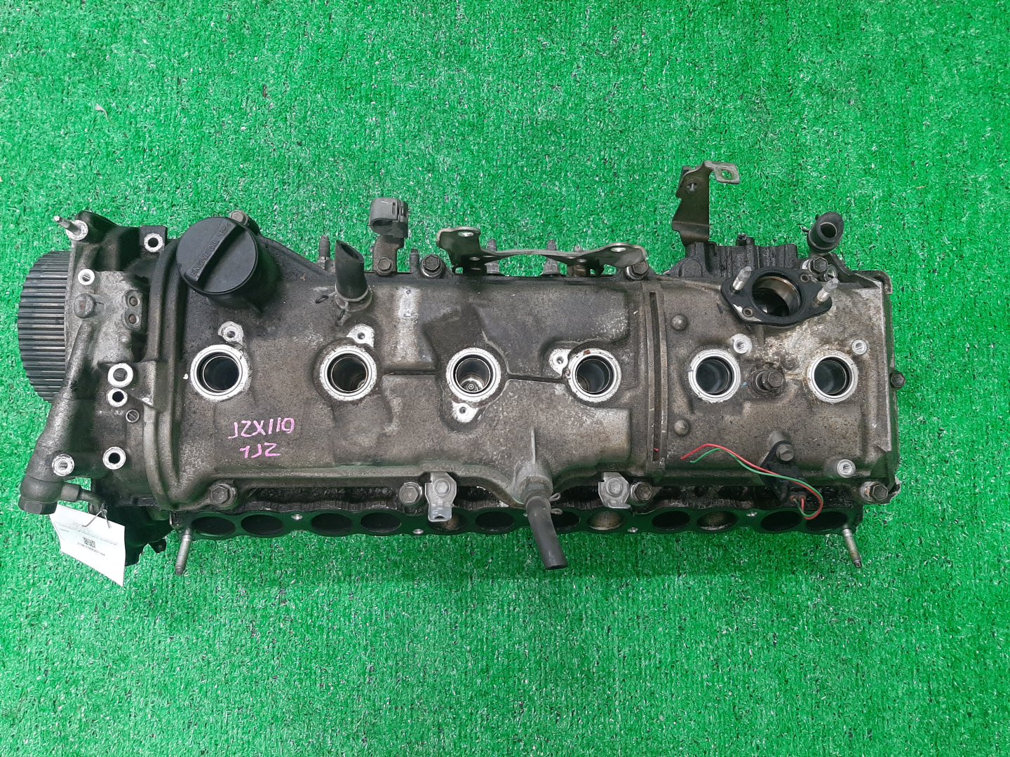 Головка блока TOYOTA MARK II JZX110 1JZ-FSE 1 ракурс Головка блока TOYOTA MARK II JZX110 1JZ-FSE 1 ракурс