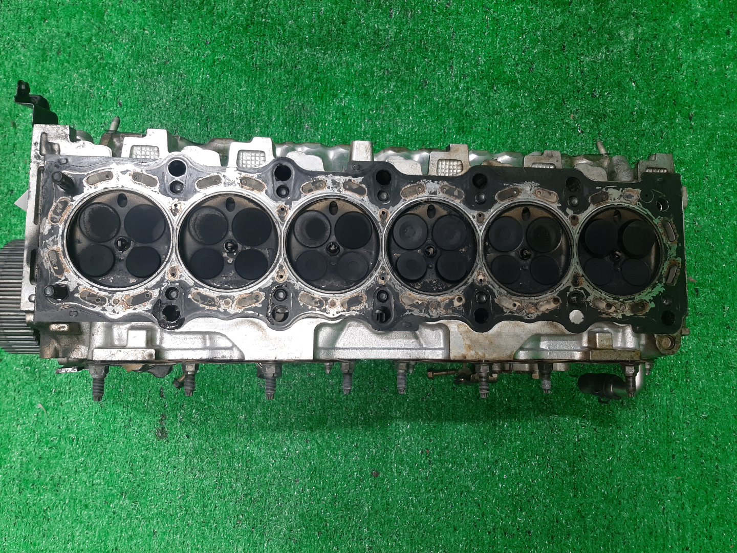Головка блока TOYOTA MARK II JZX110 1JZ-FSE 2 ракурс Головка блока TOYOTA MARK II JZX110 1JZ-FSE 2 ракурс