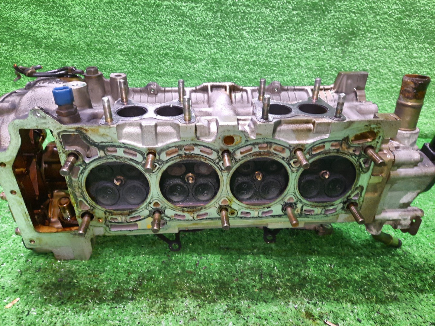 Головка блока NISSAN SUNNY FB15 QG15DE 4 ракурс Головка блока NISSAN SUNNY FB15 QG15DE 4 ракурс