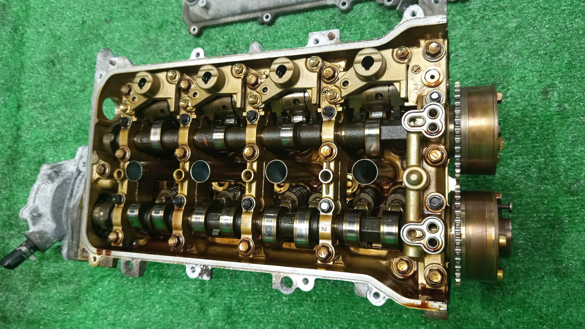 Головка блока TOYOTA ISIS ZGM10G 2ZR-FAE 2 ракурс