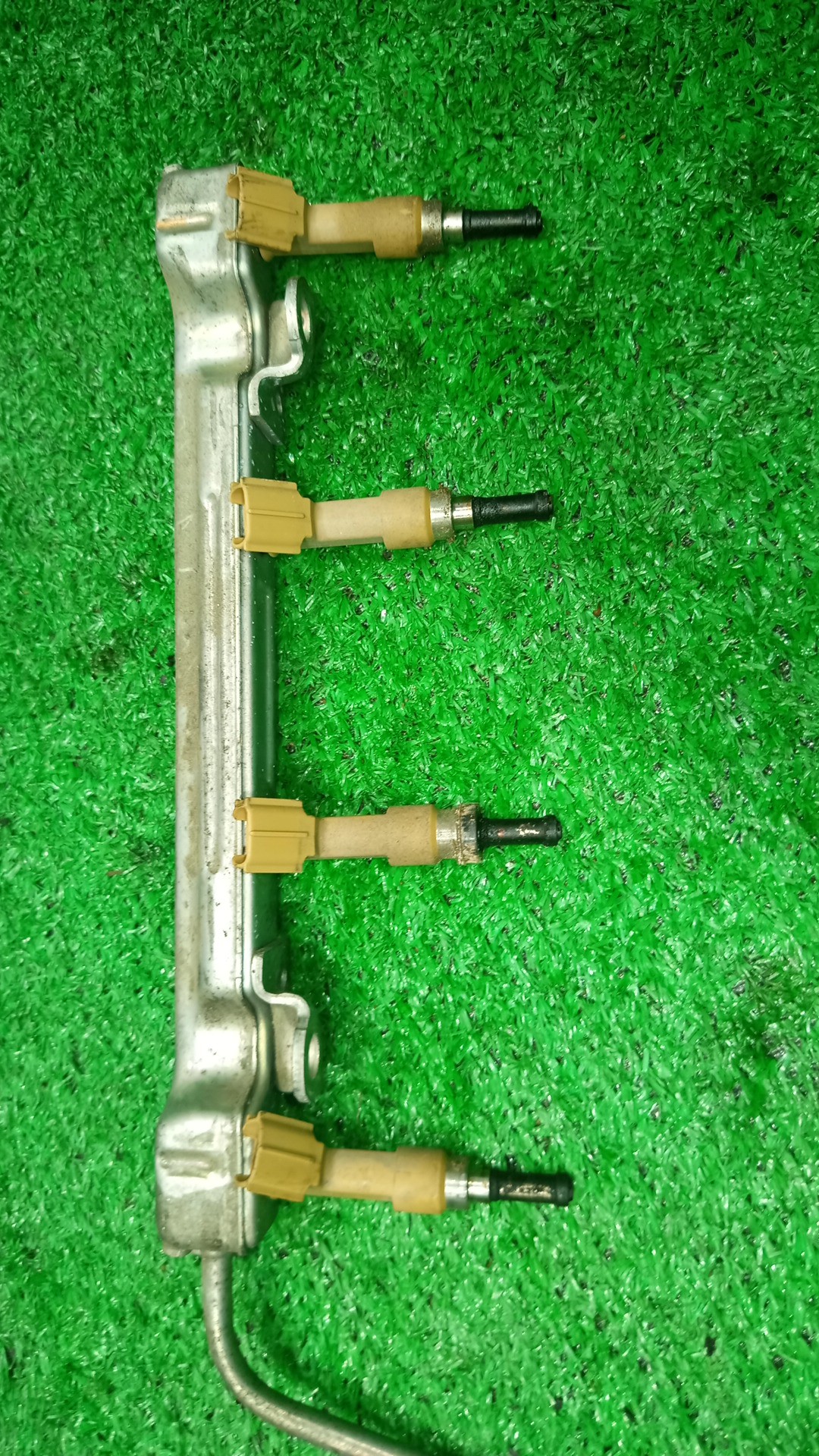 Инжектор TOYOTA ISIS ZGM10G 2ZR-FAE 23250-37010 3 ракурс Инжектор TOYOTA ISIS ZGM10G 2ZR-FAE 23250-37010 3 ракурс