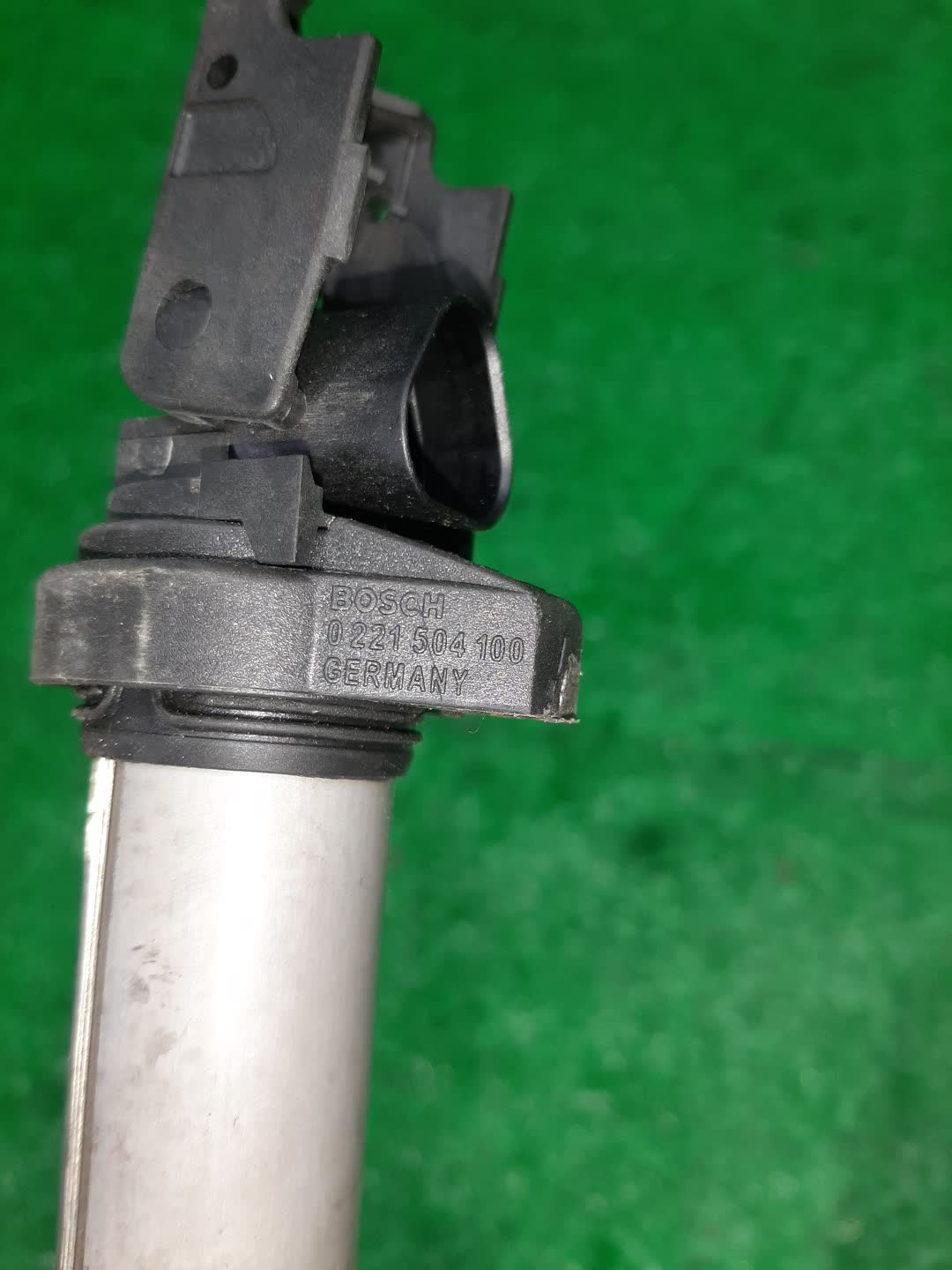 Катушка зажигания BMW 3-Series E90 N46B20B 0221504100 2 ракурс
