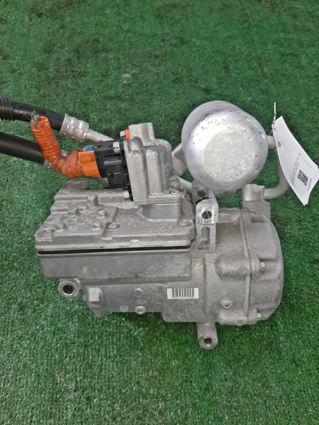 Компрессор кондиционера NISSAN LEAF ZE0 92600 3NF0A 1 ракурс