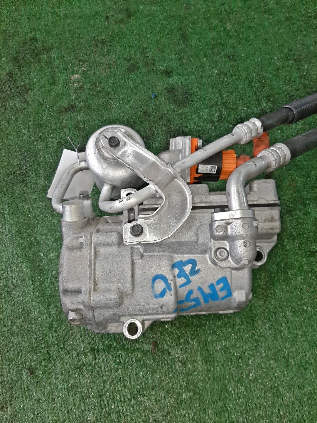 Компрессор кондиционера NISSAN LEAF ZE0 92600 3NF0A 3 ракурс
