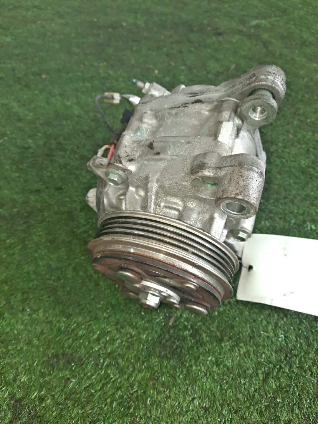 Компрессор кондиционера HONDA N-ONE JG1 S07A 2 ракурс