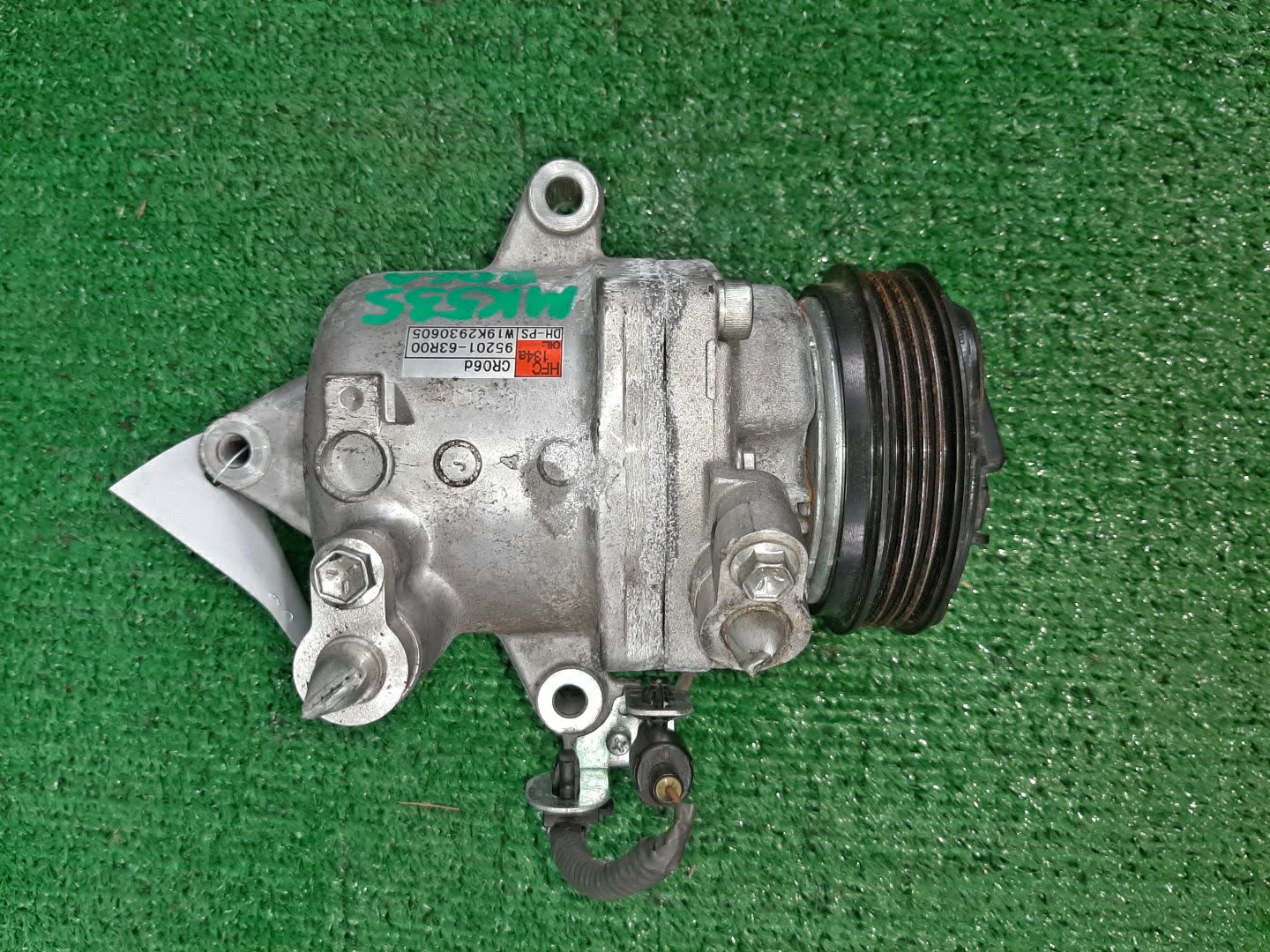 Компрессор кондиционера SUZUKI SPACIA MK53S R06A 95201-63R00 1 ракурс