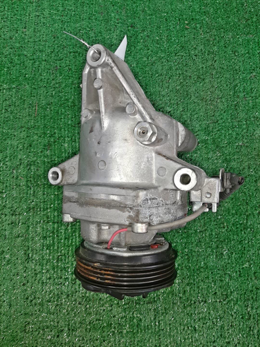 Компрессор кондиционера SUZUKI SPACIA MK53S R06A 95201-63R00 2 ракурс