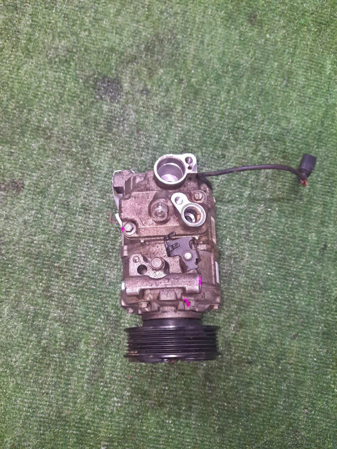 Компрессор кондиционера AUDI A4 8EC BWE 8E0260805BJ 3 ракурс