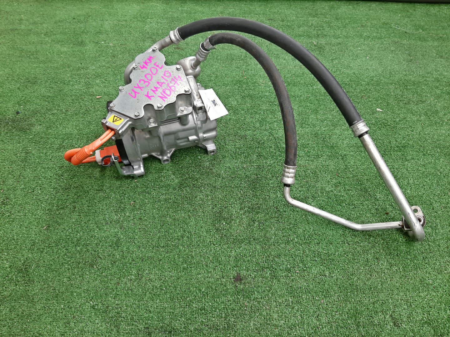 Компрессор кондиционера LEXUS UX300E KMA10 4KM 04400-1030 1 ракурс