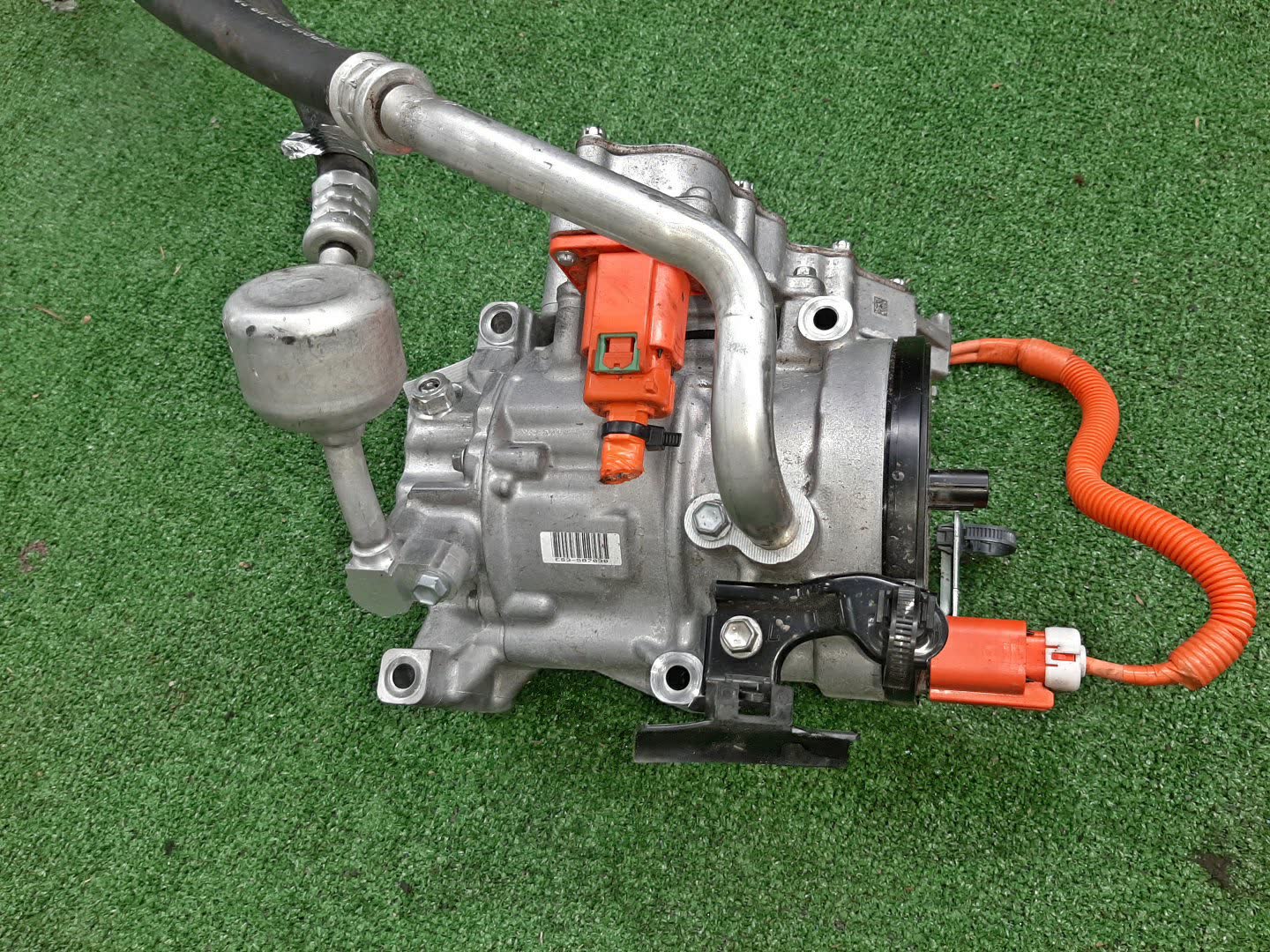Компрессор кондиционера LEXUS UX300E KMA10 4KM 04400-1030 2 ракурс
